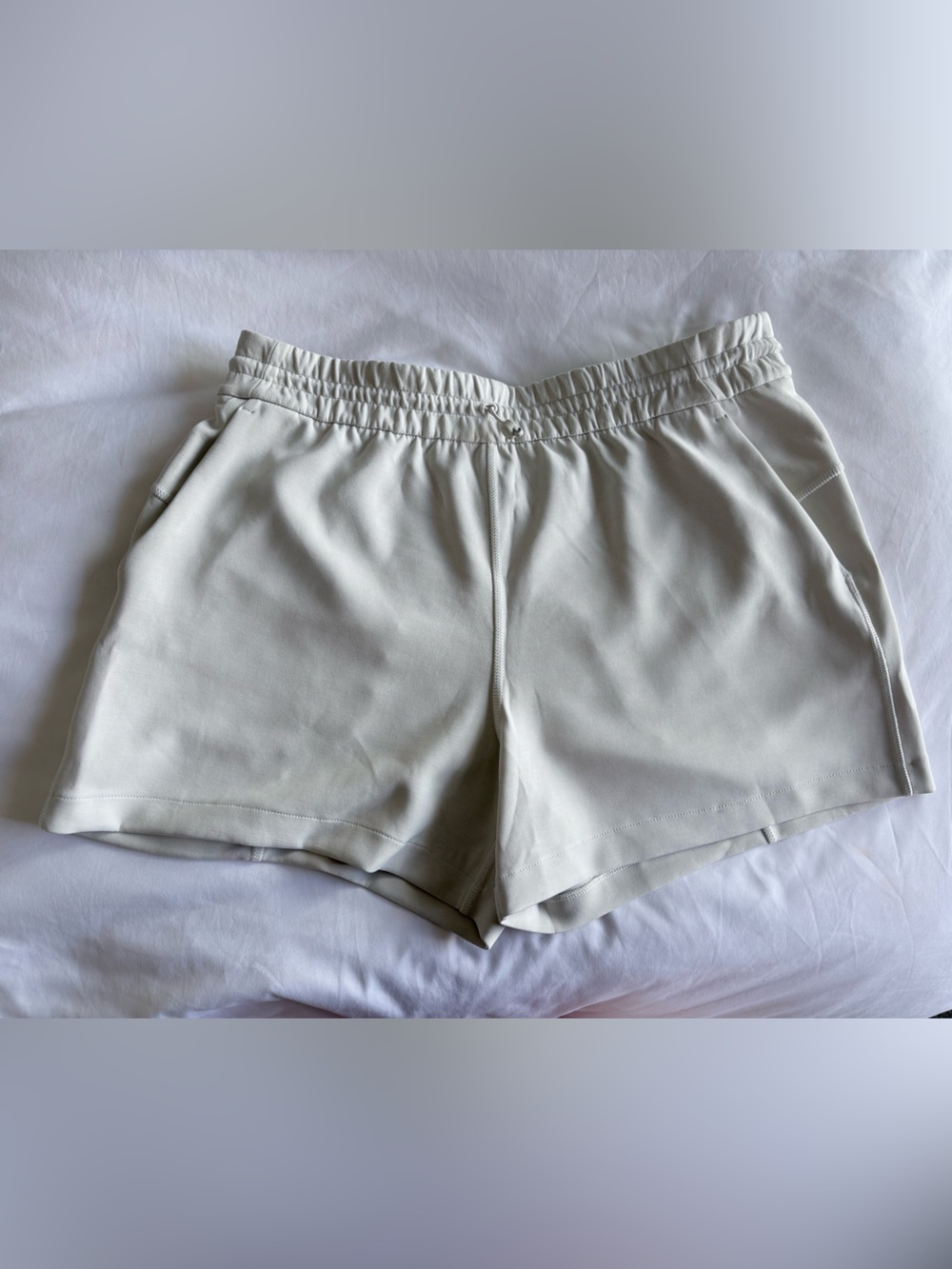 Lululemon Softstreme High-Rise Short 4" Bone size 10